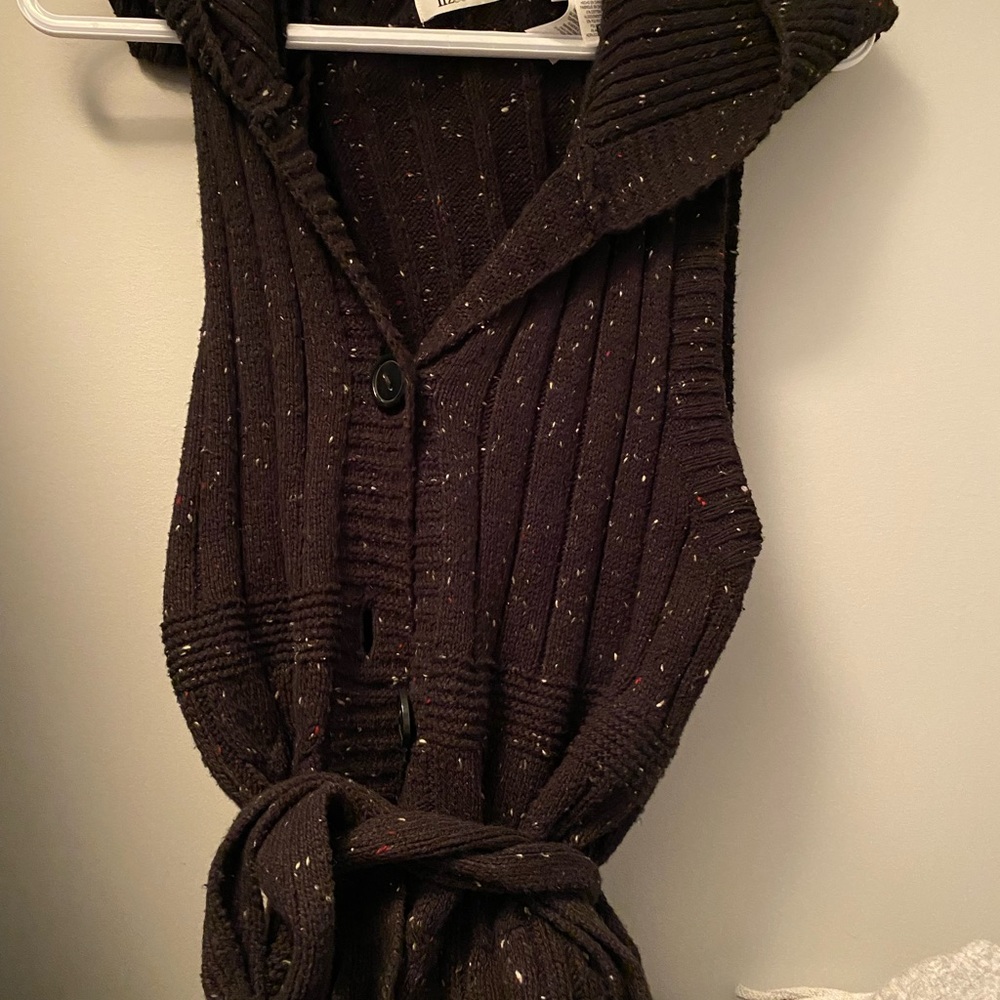 Long confetti print sleeveless sweater with belt.